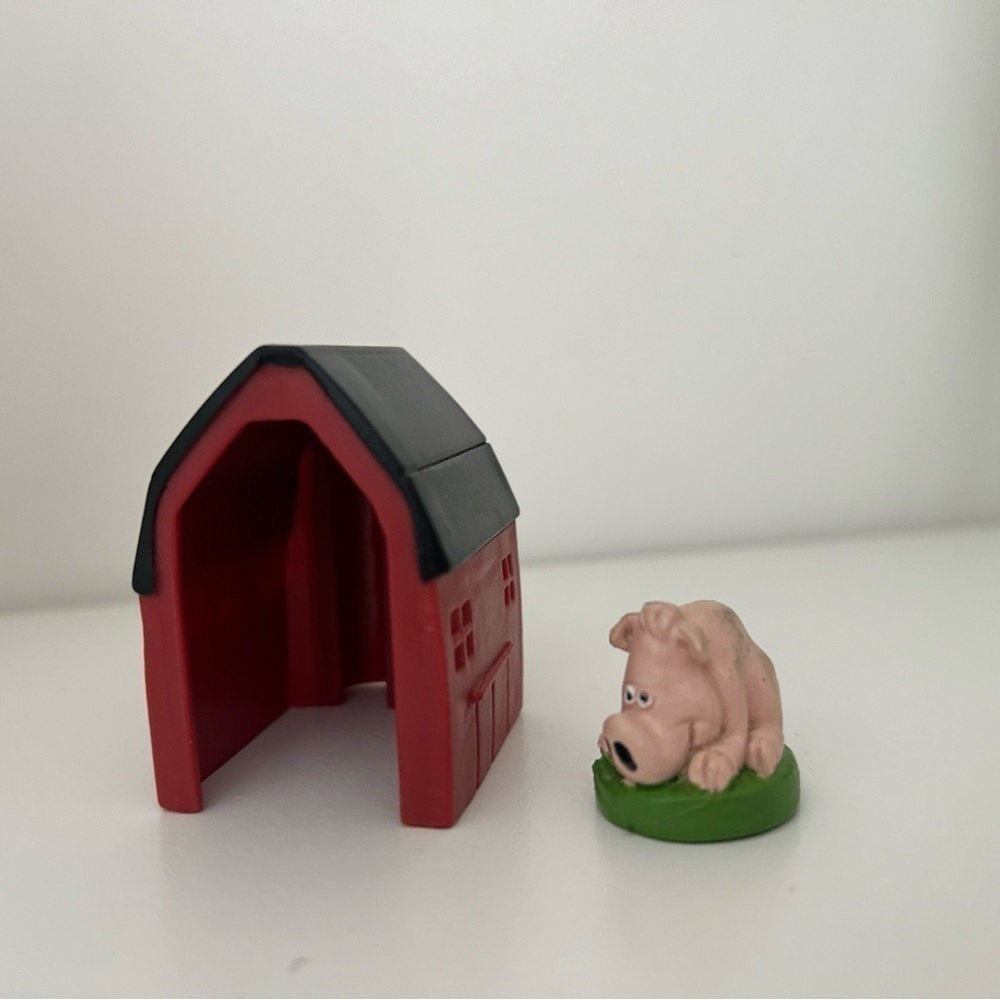 Spare Snorta Game pieces 1 barn 1 pig 8 cards